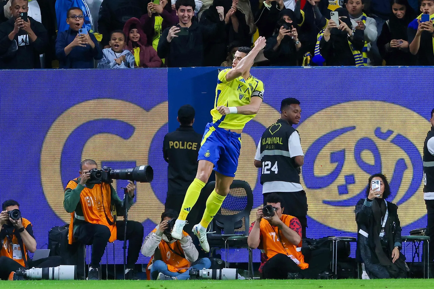 亚博体育-皇马主场大捷，球员赛后激动庆祝胜利，重要作为.-亚博体育