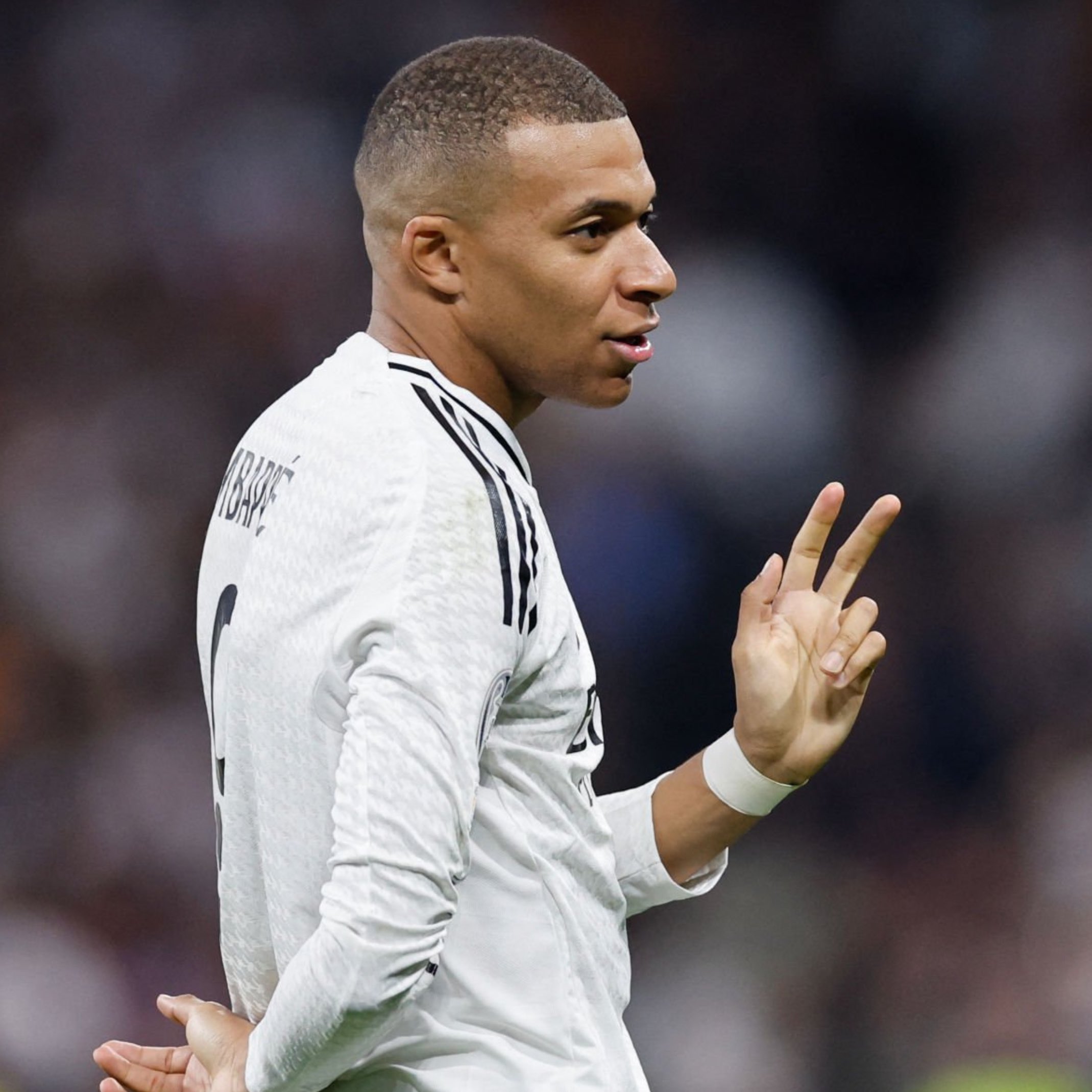 亚博体育平台-姆巴佩新星领先优势明显表现突出，曼联前途光明！观众掌声雷动-亚博体育平台